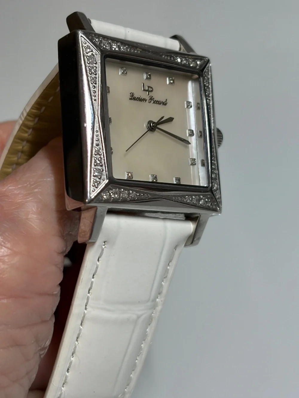 LIKE NEW! Women's Lucien Piccard Mother of Pearl Faced Watch - Picture 11 of 11